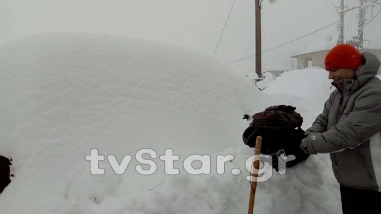 Το χιόνι «κατάπιε» τα αυτοκίνητα στην Αγόριανη (βίντεο)